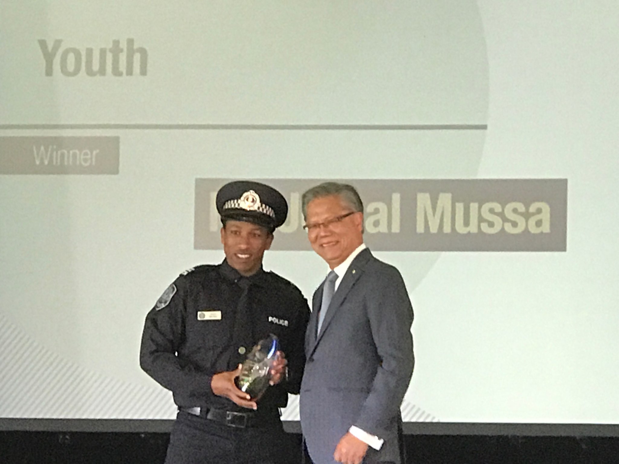 Community Constable Mussa receives his Multicultural Award from the Governor
